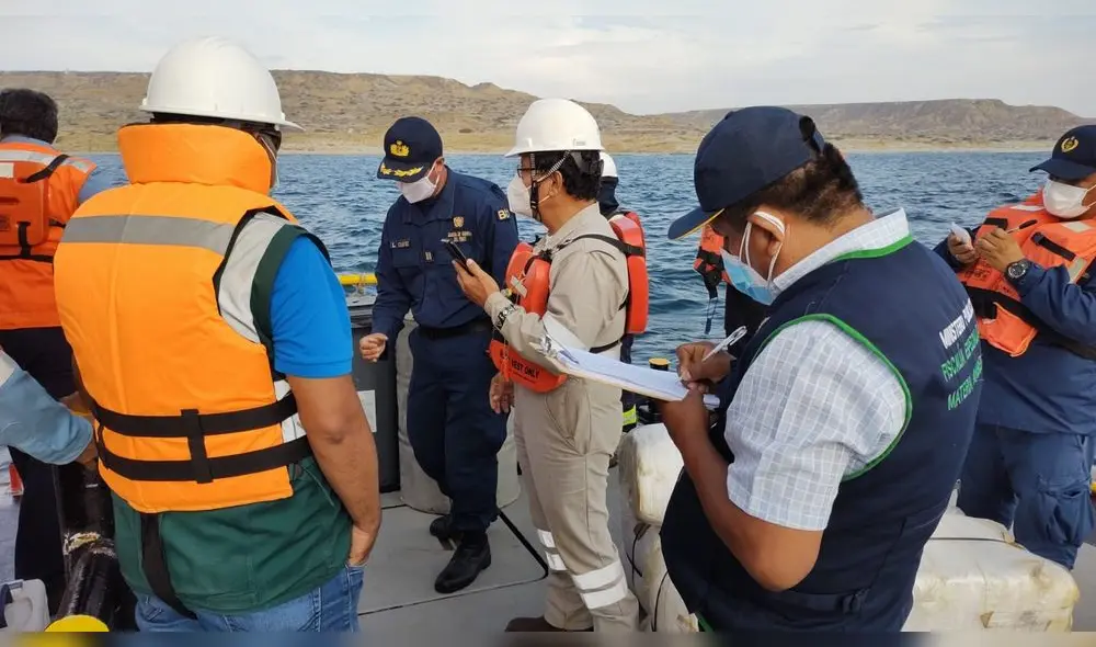 Personal del Ministerio Público, de la Autoridad Nacional del Agua y PetroPerú se acercaron al lugar. Foto: Fiscalía Sullana