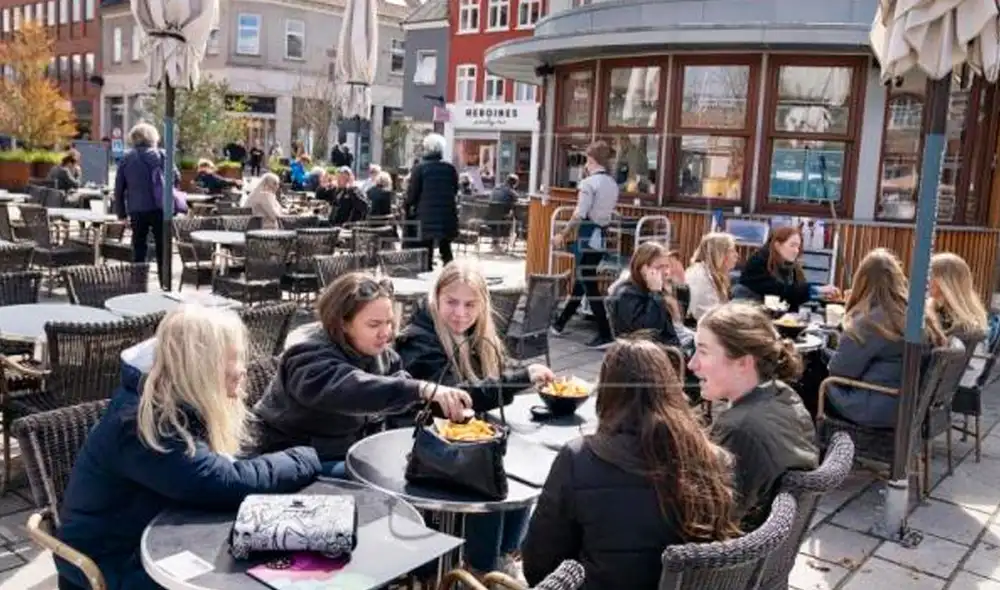 Frederiksen resaltó que la decisión cuenta con el aval de la comisión de científicos que asesora al Gobierno desde el inicio de la pandemia. Foto: AFP