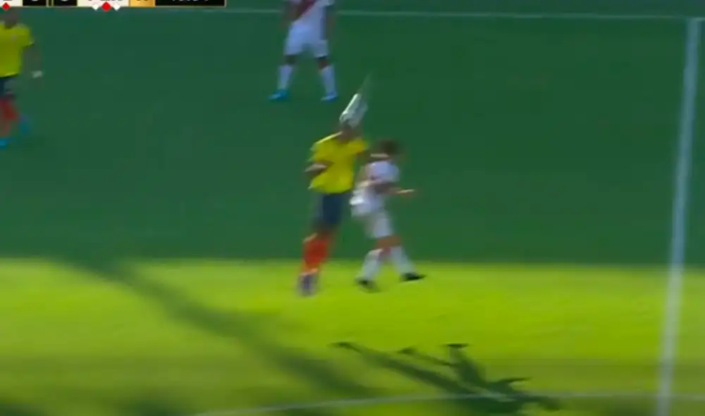 Dura entrada de Mina sobre Lapadula en el medio campo. Foto: captura América TV