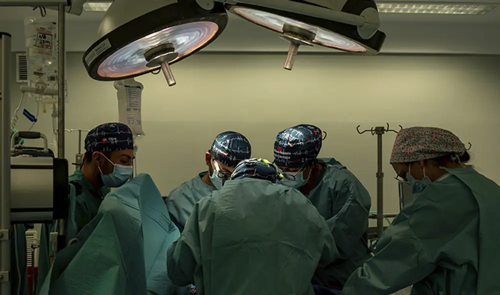 El niño fue llevado a un hospital en Gabón con un vendaje compresivo empapado en sangre. Foto: AFP/referencial