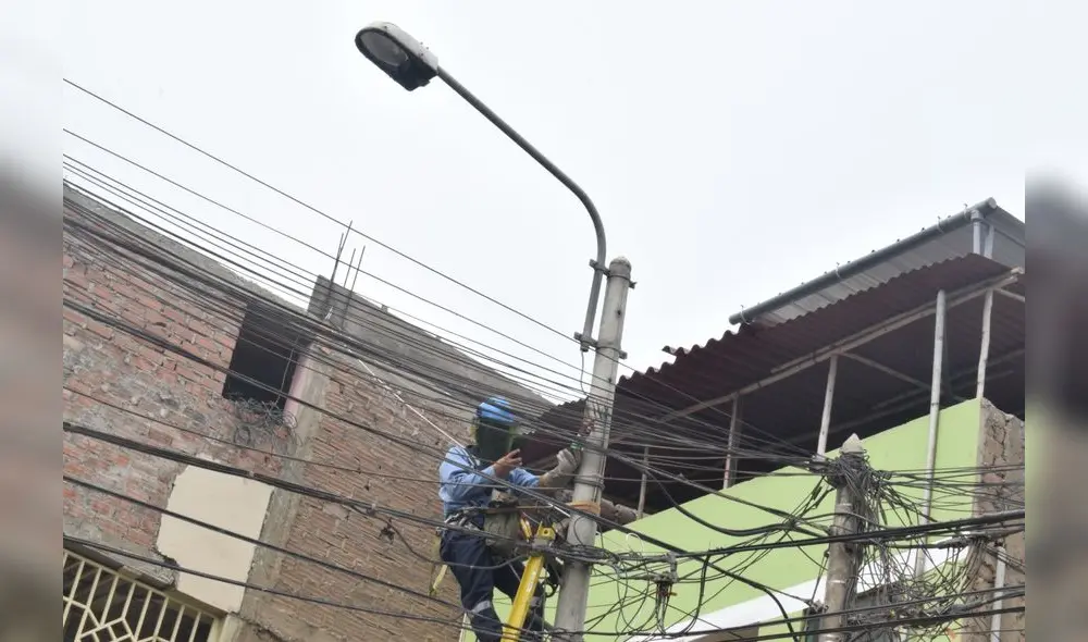 Luminarias fueron conectadas clandestinamente por vecinos. Foto: Hidrandina
