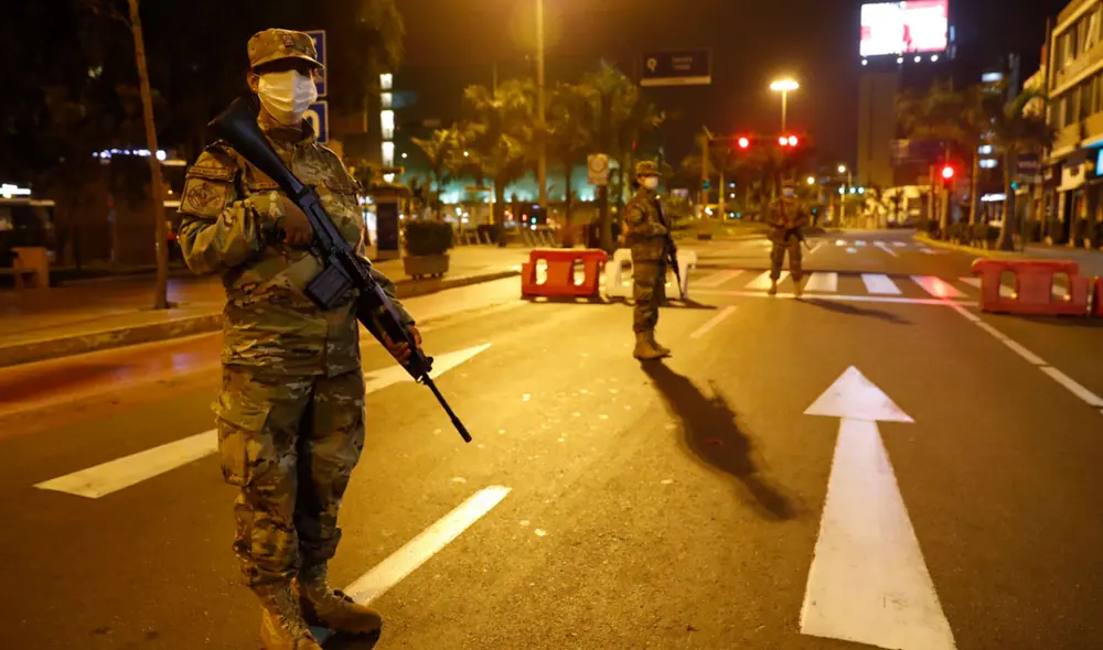 El toque de queda permanece en su horario habitual: de 12.00 a. m. a 4.00 a. m. Foto: EFE