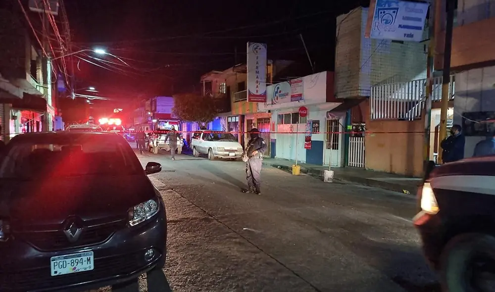 Policías resguardan la zona donde se suscitó una balacera. Foto: EFE
