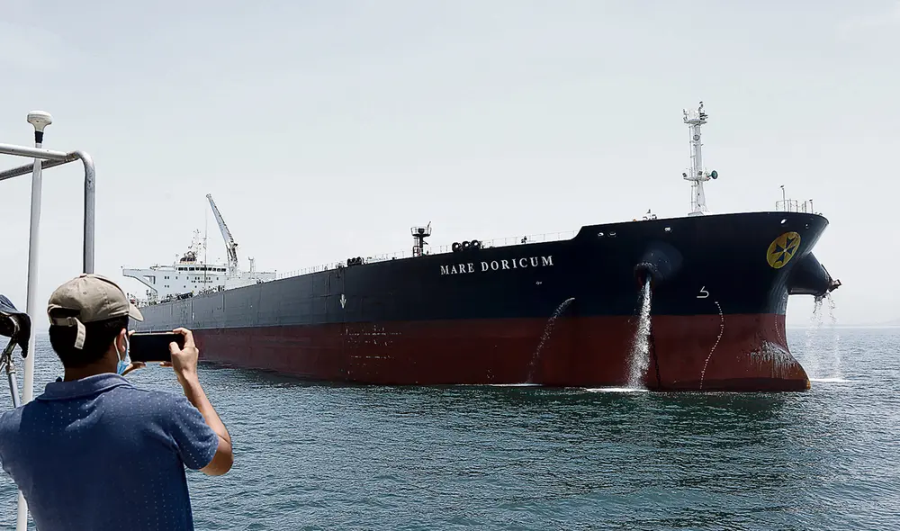 Inmovilizado. Juez
de la corte de Ventanilla autoriza la incautación del petrolero Mare Doricum, hasta que termine la investigación. Foto: Marco Cotrina / La República