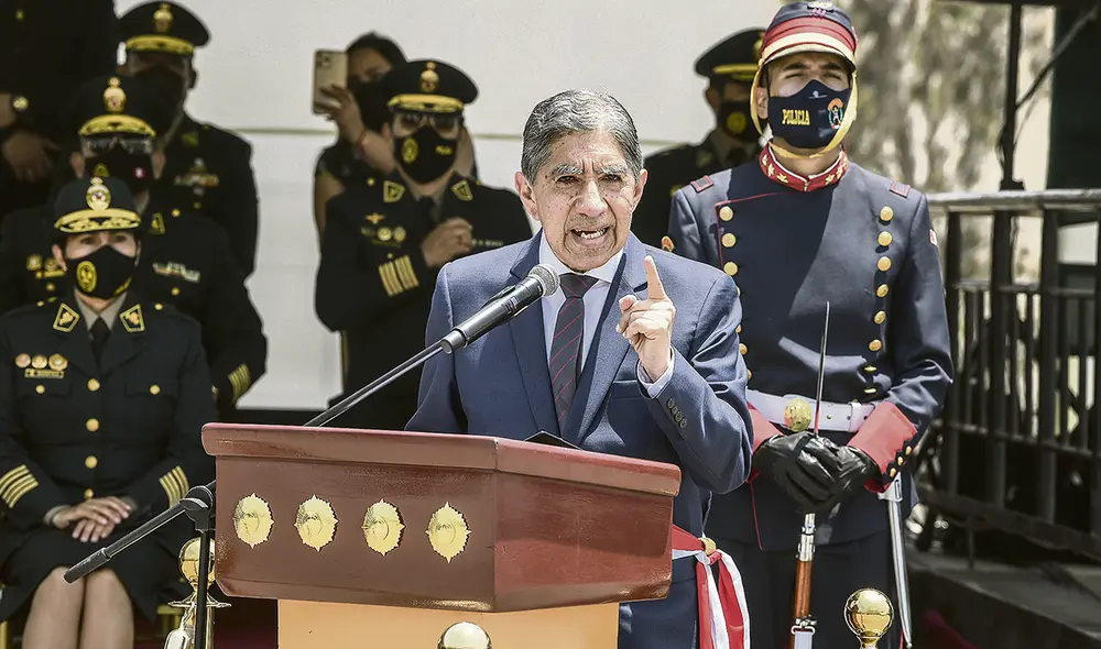Solución final. Avelino Guillén dejó su carta de renuncia ayer por la mañana, luego de firmar el decreto supremo de declaratoria de emergencia de Lima y Callao para luchar contra la delincuencia. Foto: La República Solución final. Avelino Guillén dejó su carta de renuncia ayer por la mañana, luego de firmar el decreto supremo de declaratoria de emergencia de Lima y Callao para luchar contra la delincuencia. Foto: La República