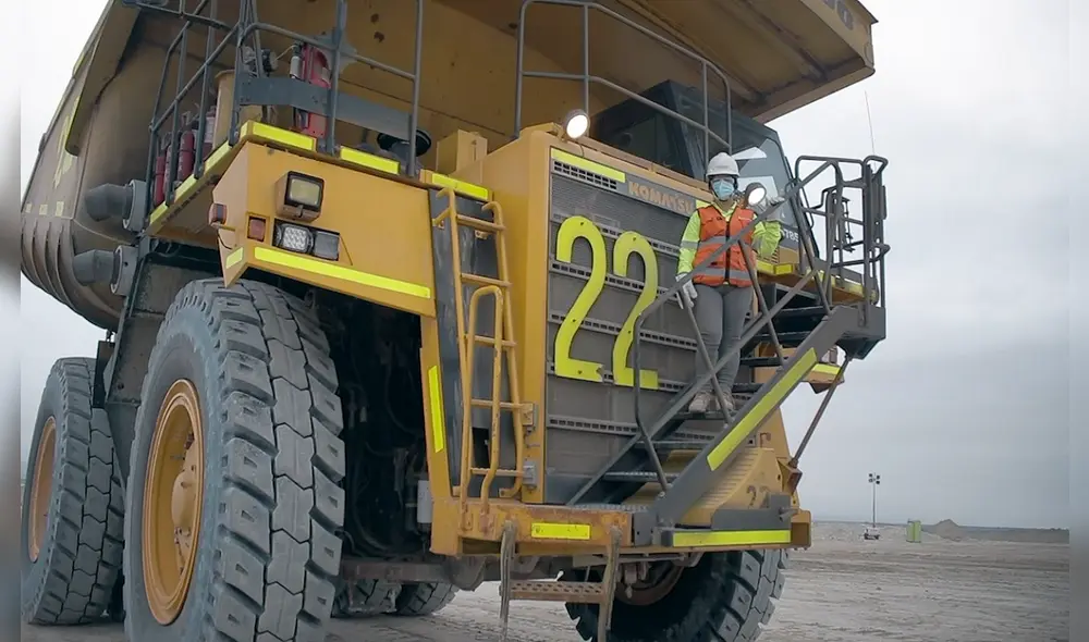 La mujer maneja maquinaria pesada en empresa minera. Foto: difusión La mujer maneja maquinaria pesada en empresa minera. Foto: difusión