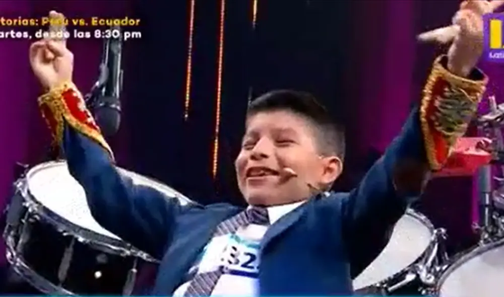 Pequeño gritó de emoción al ver a Tony Succar, quien lo felicitó por tocar los timbales al igual que él. Foto: captura Latina