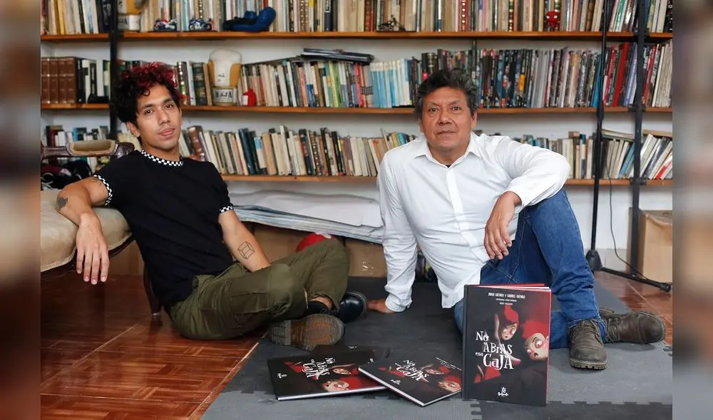 Autores. Los Arévalo. Gabriel y Javier posan con varios ejemplares de su cuento ilustrado.