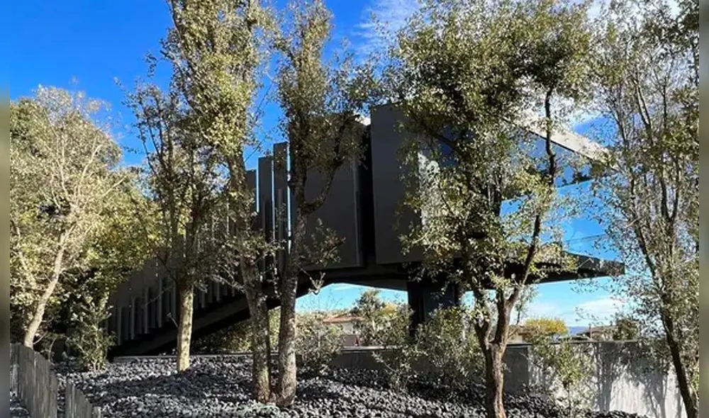 La casa que emerge de tierra y apuesta por la sostenibilidad. Foto: CCMA La casa que emerge de tierra y apuesta por la sostenibilidad. Foto: CCMA