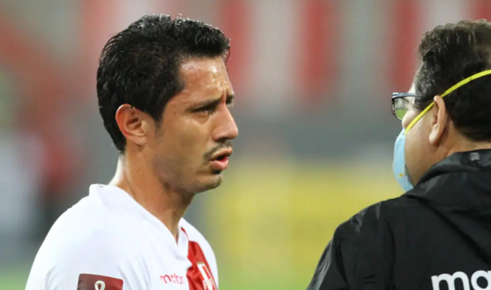 Gianluca Lapadula sufrió un duro golpe en su nariz durante el encuentro ante Colombia. Foto: GLR