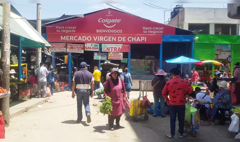 En las puertas de ingreso, no hay ningún trabajador encargado que verifique el uso de mascarillas o protocolos sanitarios. Foto: LR En las puertas de ingreso, no hay ningún trabajador encargado que verifique el uso de mascarillas o protocolos sanitarios. Foto: LR