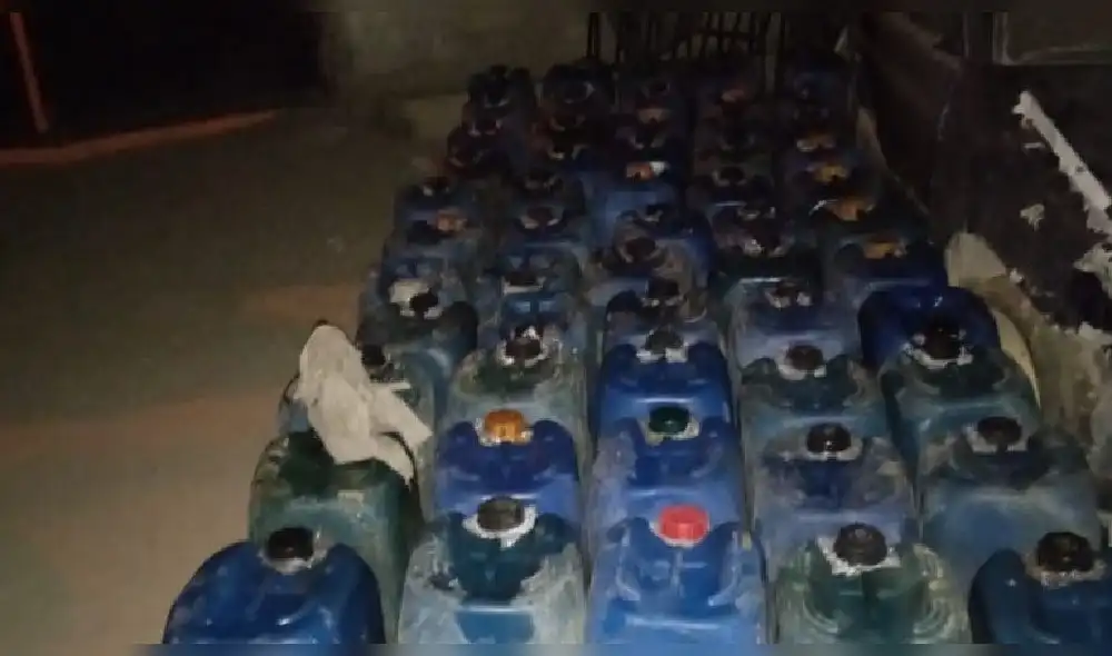 Policías incautaron el combustible la noche del sábado. Foto: PNP