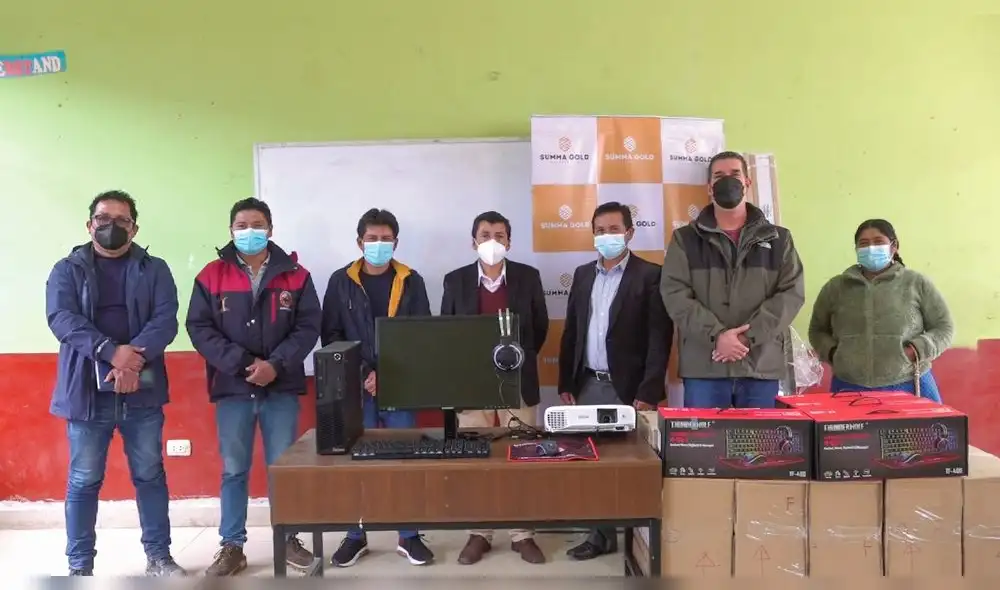 Representantes de empresa minera hicieron la entrega de los equipos. Foto: K. S