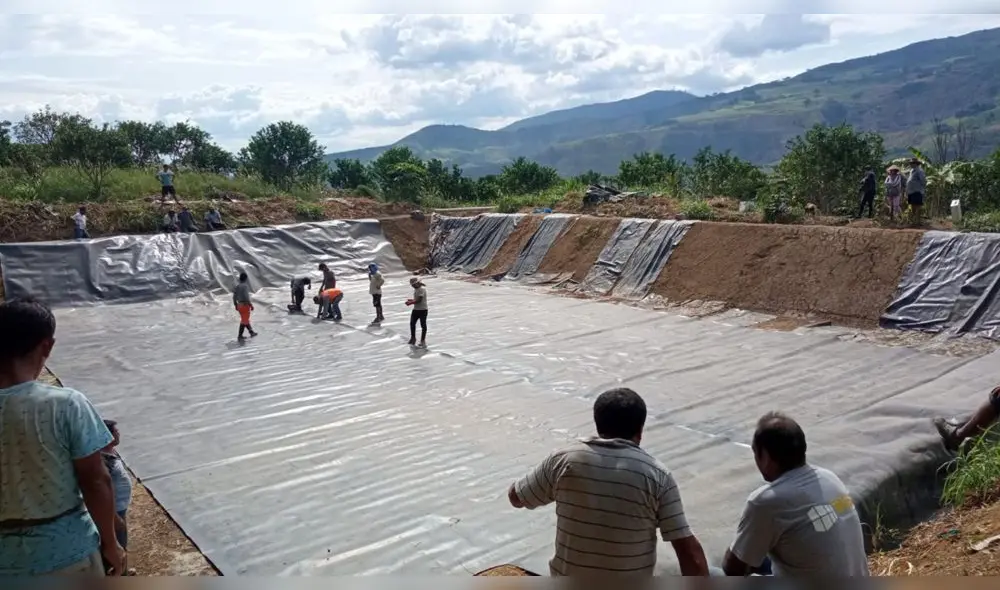 Trabajos de revestimiento de geomembrana en reservorios de Jaén. Foto: DRA Cajamarca.