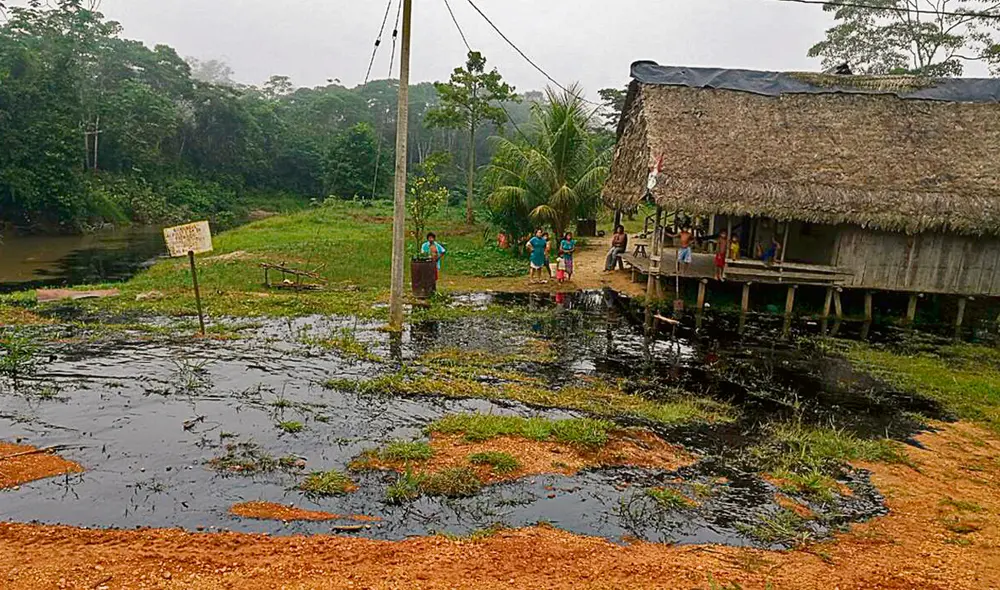 Nueva Nazareth. El vertimiento de crudo alcanza a una de las viviendas de esta comunidad achuar. Ocurrió en el año 2018. Foto: difusión Nueva Nazareth. El vertimiento de crudo alcanza a una de las viviendas de esta comunidad achuar. Ocurrió en el año 2018. Foto: difusión