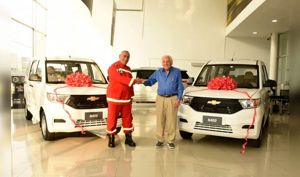 El comandante general de los bomberos, Luis Ponce, y el presidente del Patronato, Arturo Woodman.