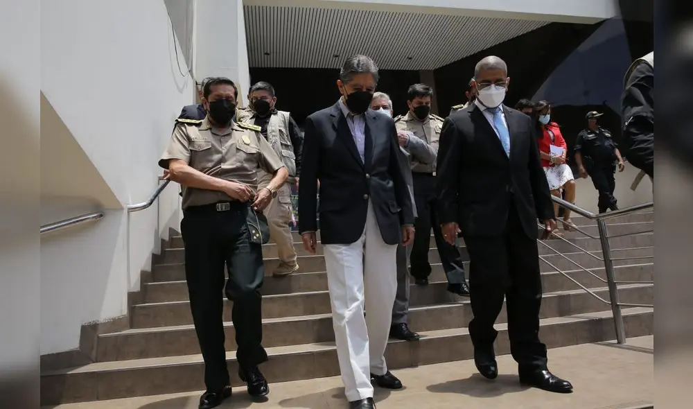 Guillén participó de una ceremonia en la DIRCOTE y DIRINCRI luego de que su renuncia fuera aceptada por el presidente Castillo. Foto: John Reyes / La República Guillén participó de una ceremonia en la DIRCOTE y DIRINCRI luego de que su renuncia fuera aceptada por el presidente Castillo. Foto: John Reyes / La República