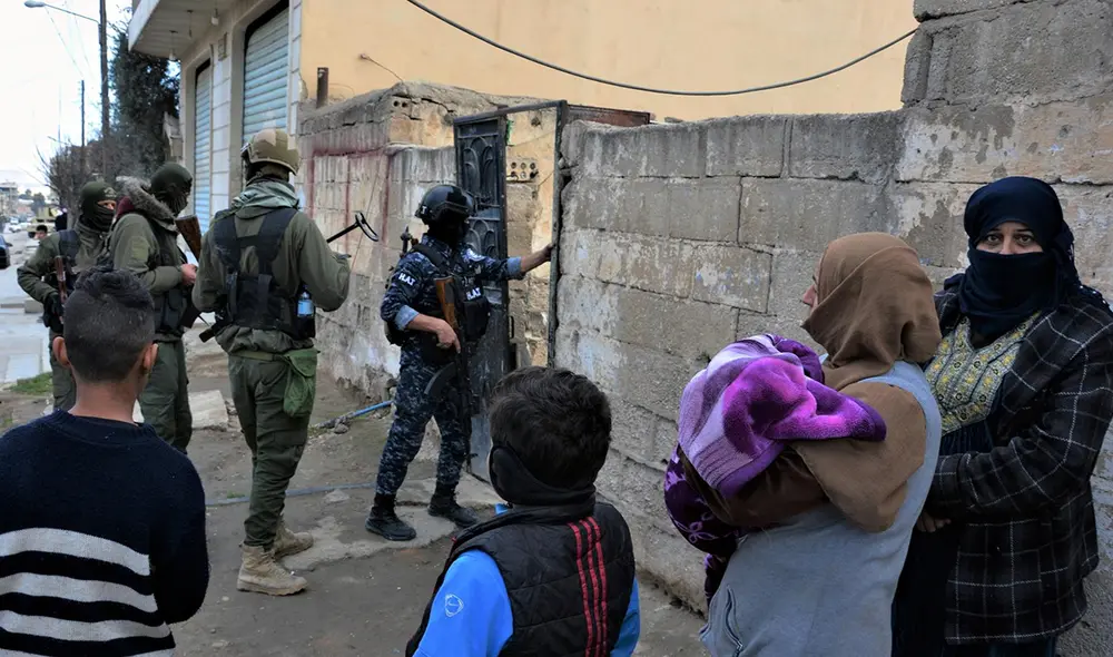 Una patrulla policial ha detenido a los familiares de la niña asesinada. Foto: referencial/EFE