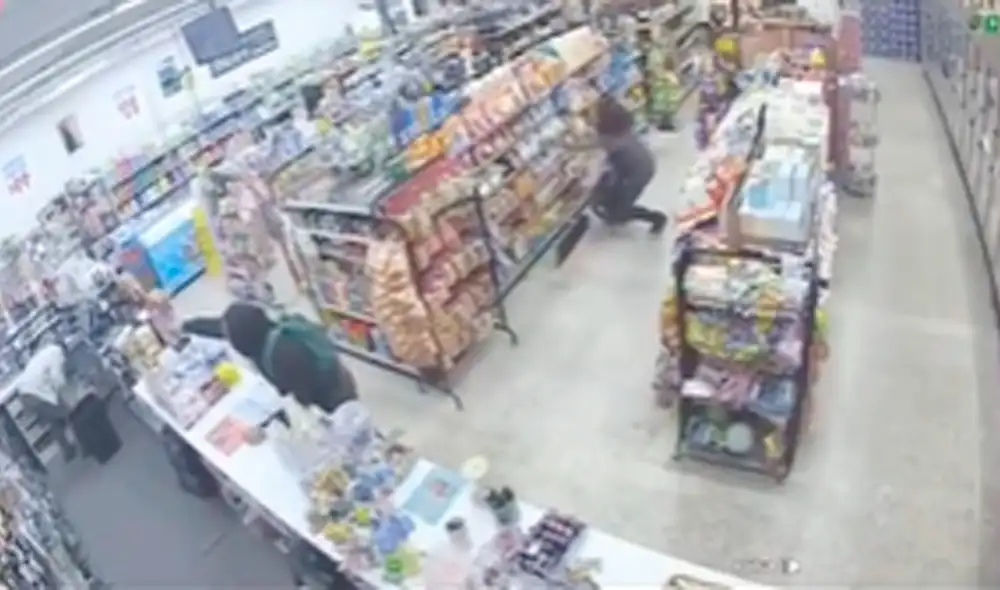 Dos grupos de ladrones armados intentaron atracar la misma tienda sin tener buenos resultados. Foto: captura de YouTube Dos grupos de ladrones armados intentaron atracar la misma tienda sin tener buenos resultados. Foto: captura de YouTube