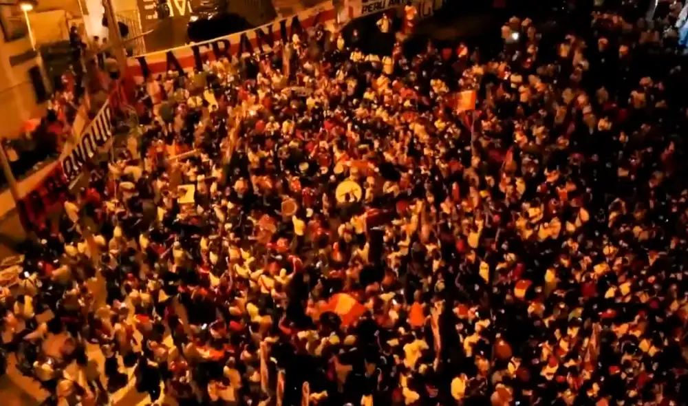 La hinchada se hizo presente en el hotel de concentración de la Bicolor. Foto: Captura Facebook.