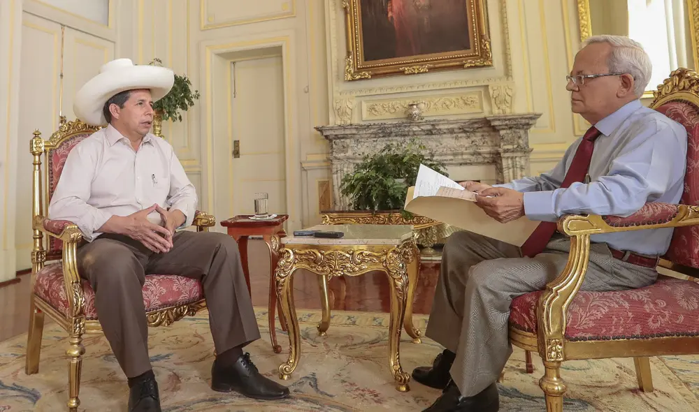 César Hildebrandt durante la entrevista que le realizó a Pedro Castillo en Palacio de Gobierno. Foto: Presidencia
