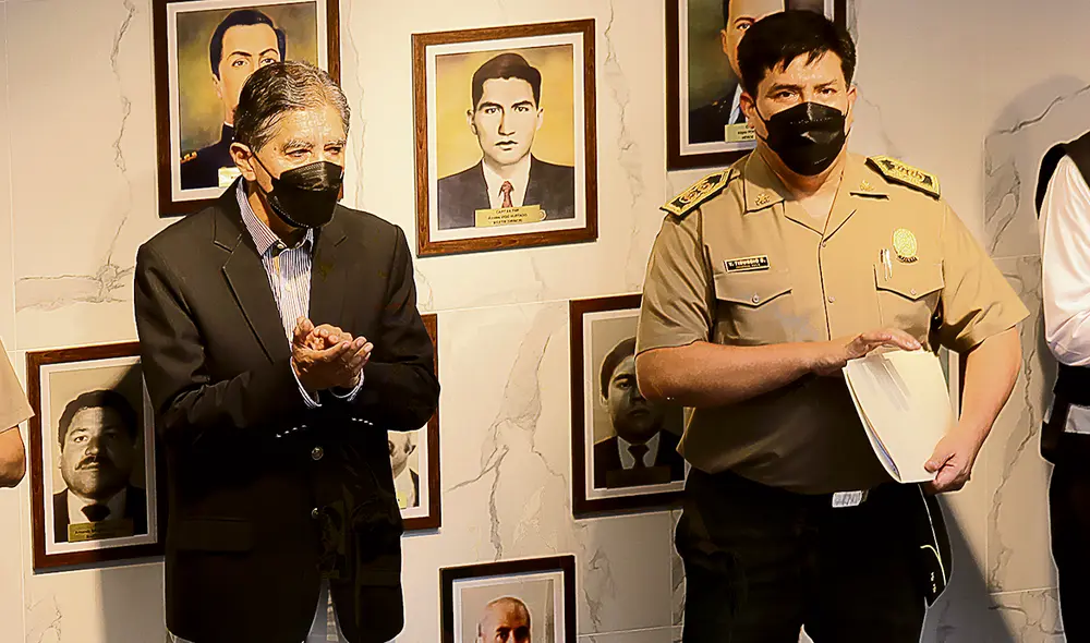 Encuentro. El exministro Avelino Guillén con el jefe de la Dirincri, general PNP Vicente Tiburcio Orbezo, quien sería designado como comandante general de la Policía Nacional. Foto: John Reyes/ La República