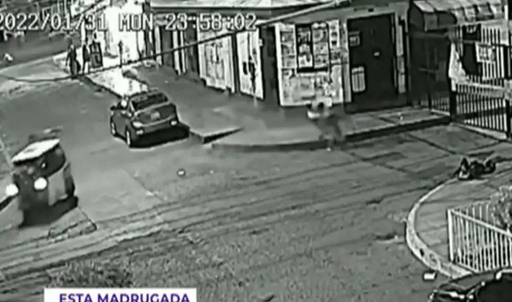 Agentes policiales detuvieron a los ladrones y los trasladaron a la comisaría del sector. Foto: captura de Latina