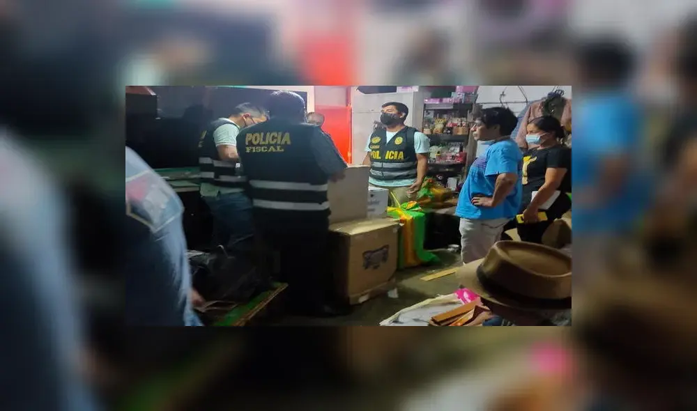 Y en Puente Piedra dos pequeños comerciantes también vendían cigarrillos ilegales. Foto: PNP Y en Puente Piedra dos pequeños comerciantes también vendían cigarrillos ilegales. Foto: PNP