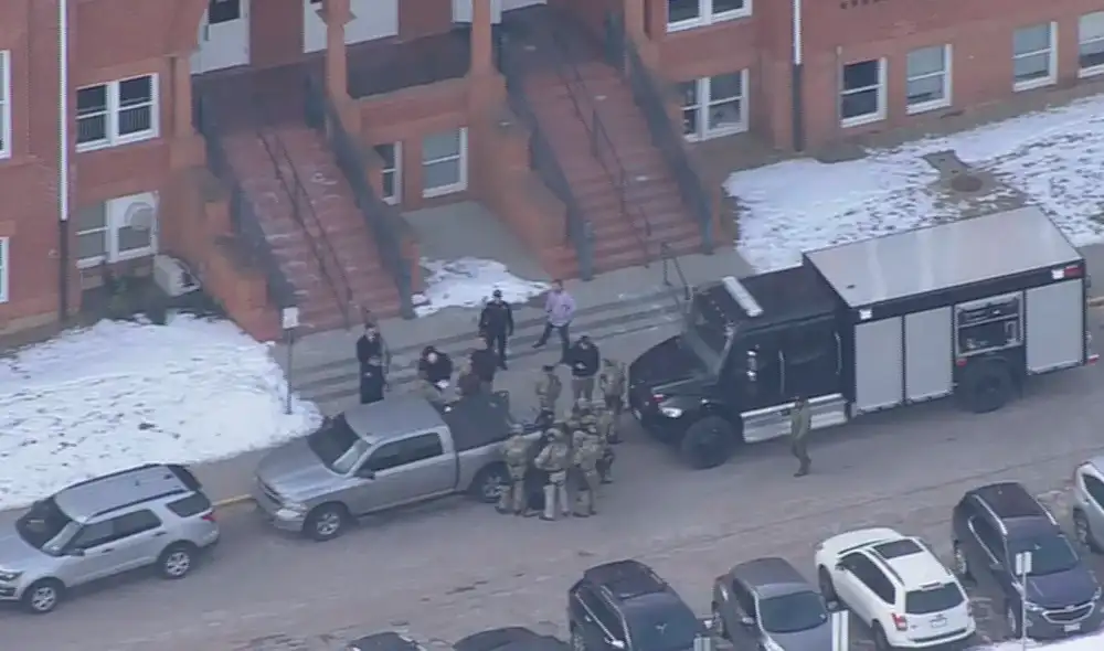 Agentes SWAT establecieron un perímetro alrededor de la ubicación de Harris antes de su detención. Foto: CBS