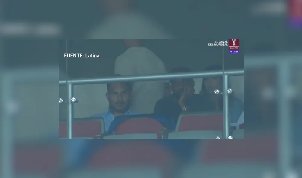 Paolo Guerrero y Jefferson Farfán observan el Perú vs. Ecuador. Foto: Captura Latina