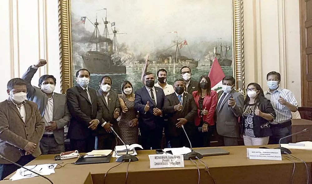 Los extremos se juntan. Legisladores Guido Bellido, Álex Paredes y Waldemar Cerrón celebran con Esdras Medina y Tania Ramírez. Perú Libre, Renovación Popular y Fuerza Popular dieron el golpe. Foto: difusión