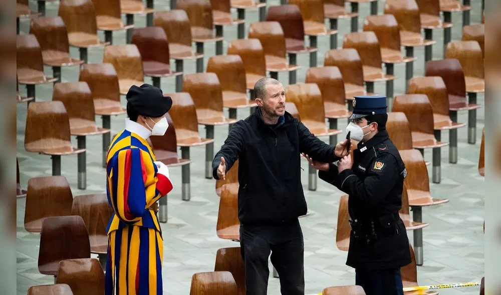 Un hombre es escoltado por 2 agentes después de increpar al papa Francisco en la audiencia general de los miércoles, en el Vaticano. Foto: AFP
