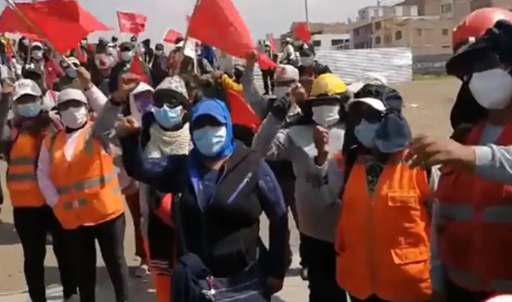 Mujeres reclaman que empresa les pague de acuerdo al régimen de Construcción Civil. Foto: Captura radio Victoria