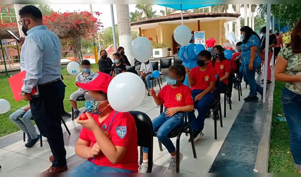 Bomberitos son vacunados contra la COVID-19 en Chiclayo. Foto: EsSalud. Bomberitos son vacunados contra la COVID-19 en Chiclayo. Foto: EsSalud.