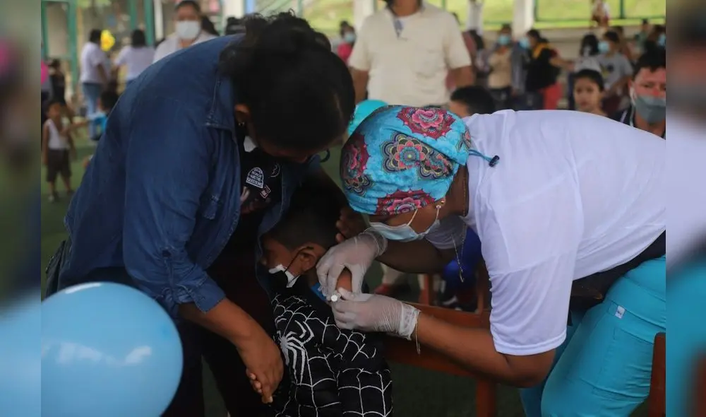 Autoridades instaron a los padres de familia a continuar acudiendo a los vacunatorios cuando lleguen más dosis. Foto: Diresa Loreto