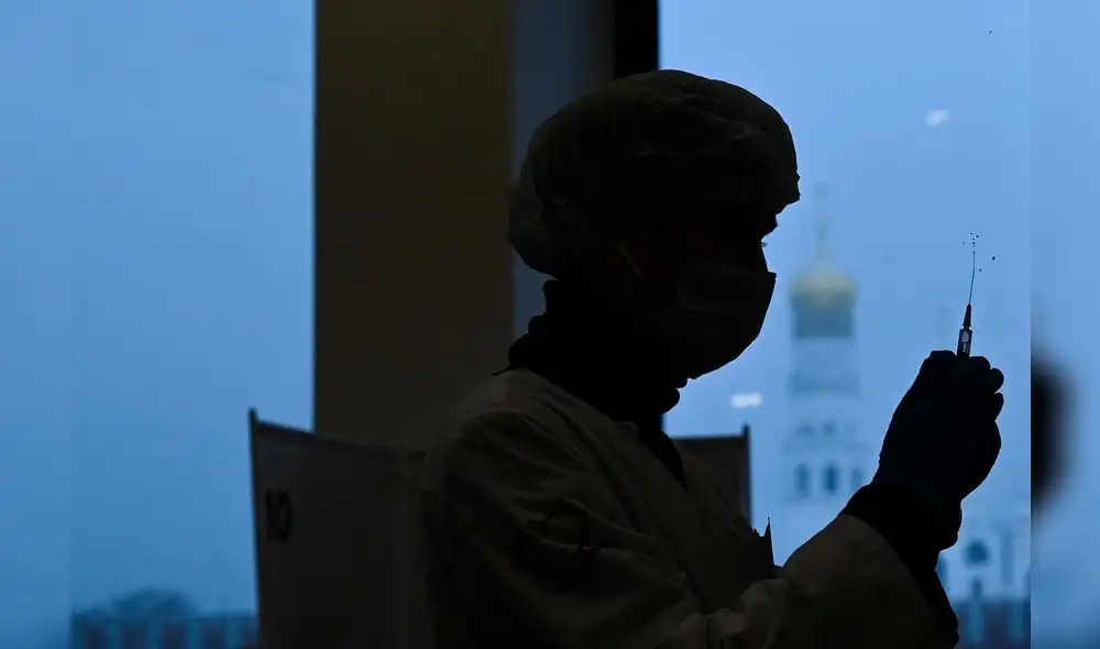 Un trabajador de la salud prepara una dosis de la vacuna rusa Sputnik V COVID-19 a un paciente en un centro de inmunización. Foto: AFP