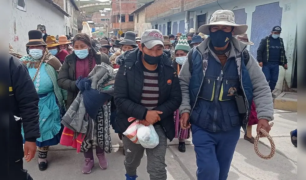 Richard García y Agustina Sucapuca se encuentran en custodia de ronderos. Foto: Juan Carlos Cisneros/La República Richard García y Agustina Sucapuca se encuentran en custodia de ronderos. Foto: Juan Carlos Cisneros/La República