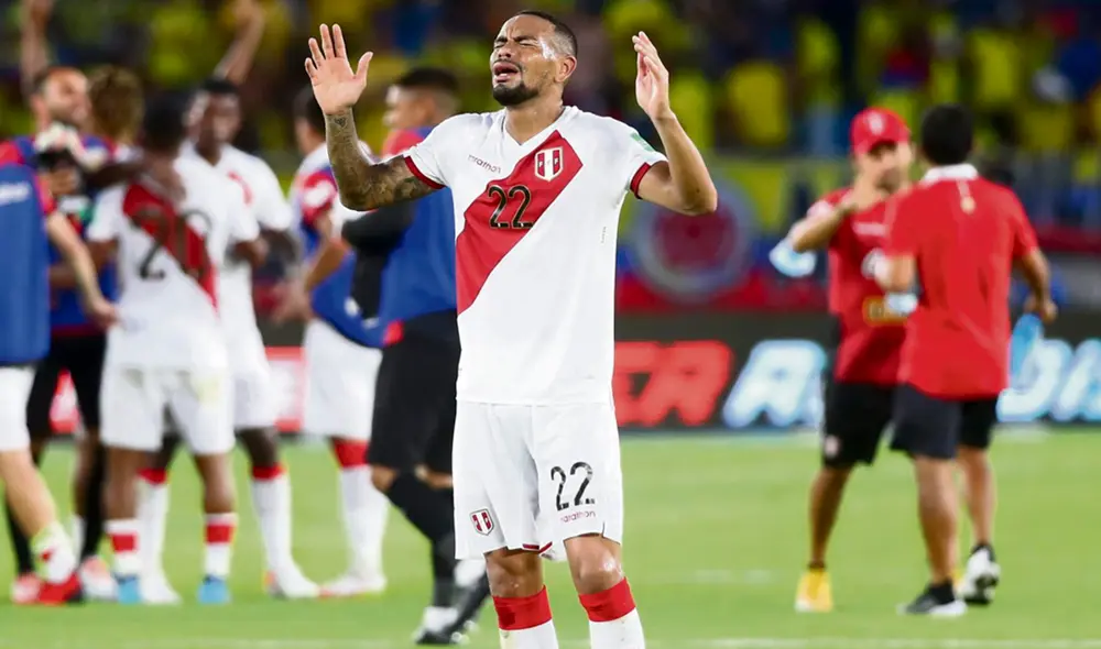 Alexander Callens falló en el duelo entre Perú y Ecuador por Eliminatorias Qatar 2022. Foto: Twitter