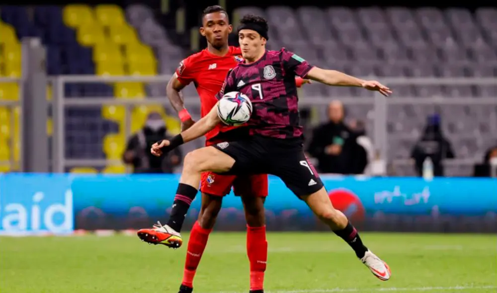 Raúl Jiménez, autor del único tanto de la noche, disputa el balón con el panameño Roderick Miller. Foto: EFE