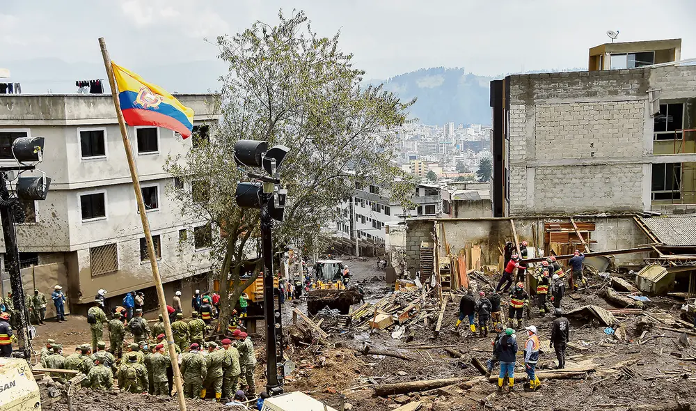 Trágico. Rescatistas trabajan en un campo deportivo que fue arrasado. Foto: AFP