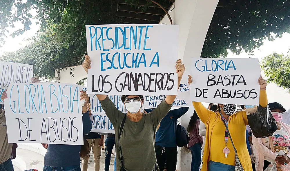 Medida de fuerza. Ganaderos buscan mejorar su situación ante el trato diferenciado que sufren de Nestlé, Laive y Gloria. Foto: Carlos Contreras / La República