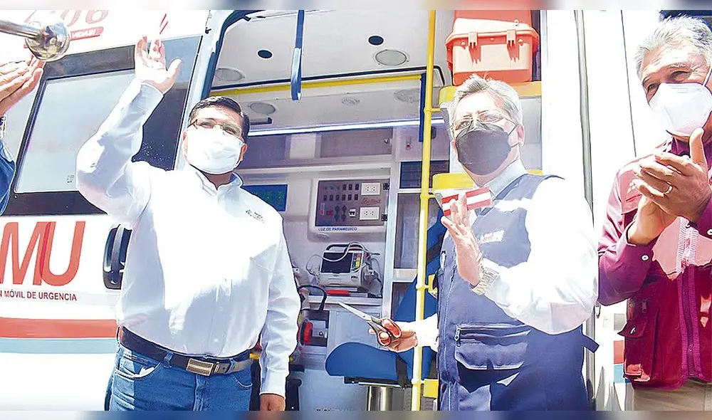 Actividad. Gobernador Tonconi entregó ayer ambulancias. Foto: La República