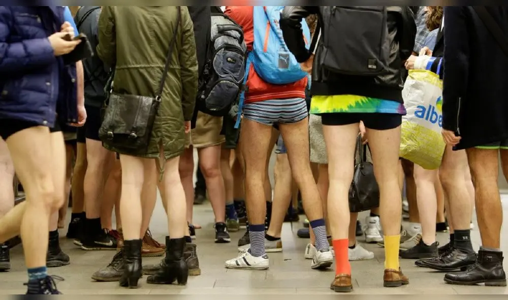 El 7 de enero se celebra el Día de ir Sin Pantalones en el Metro. Foto: AFP