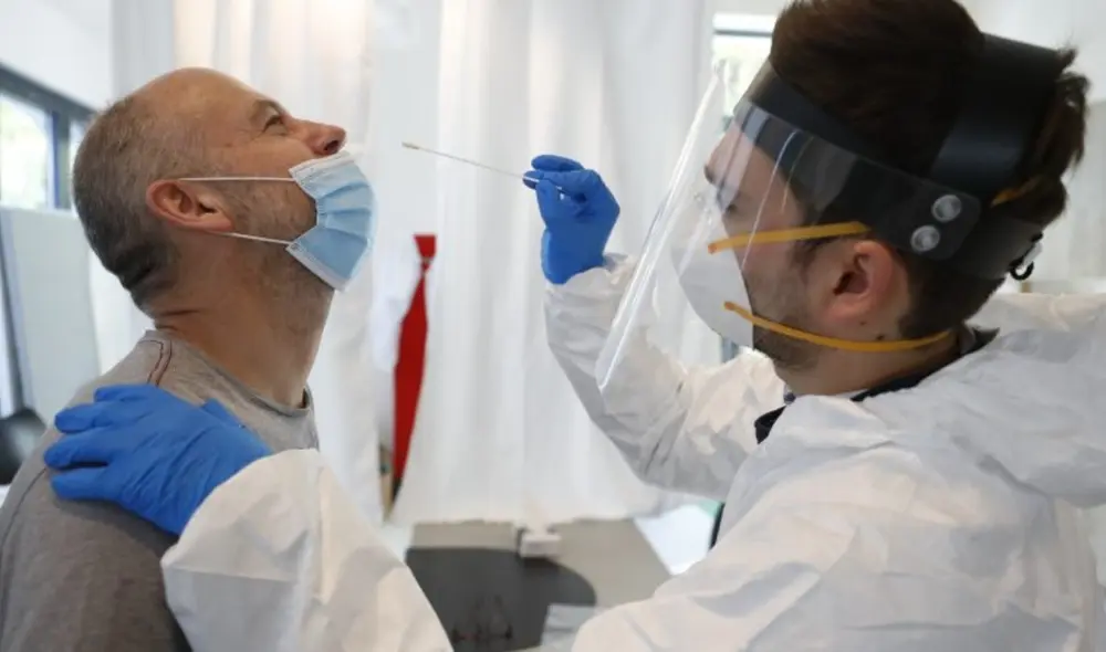 Los hallazgos del estudio revelan un periodo de incubación más corto de lo inesperado, la posibilidad de contagiarse con solo una gota de flujo nasal de un infectado, entre otros detalles. Foto: Oliver Hoslet / EPA / EFE