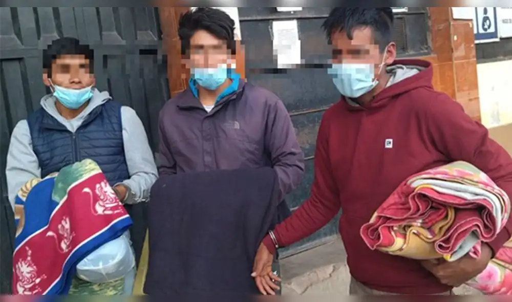 El presunto delito ocurrió en el sector de Abra Layo, donde los sujetos bloquearon la vía para subir al vehículo y sustraer bienes de los pasajeros. Foto: PNP