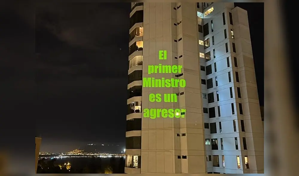 Frases contra nuevo primer ministro, Héctor Valer, en edifico ubicado en el malecón de Miraflores. Foto: @jfowks/Twitter