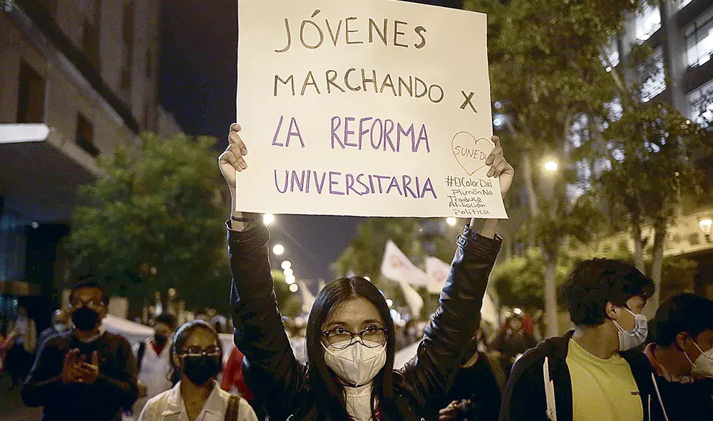 Defienden su derecho. Estudiantes de distintas universidades han manifestado su rechazo al intento del Congreso de revivir la ANR. Mañana salen a las calles. Foto: Gerardo Marín/La República Defienden su derecho. Estudiantes de distintas universidades han manifestado su rechazo al intento del Congreso de revivir la ANR. Mañana salen a las calles. Foto: Gerardo Marín/La República