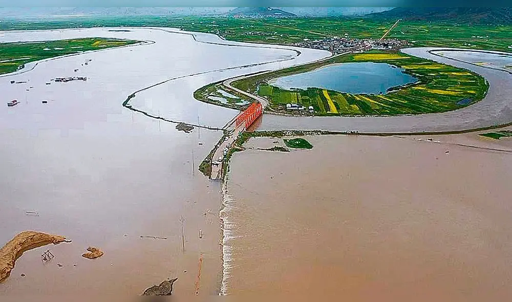 Inundado. Carretera Puno - Capachica, quedó cubierta de agua tras desborde de río. Foto: La República Inundado. Carretera Puno - Capachica, quedó cubierta de agua tras desborde de río. Foto: La República