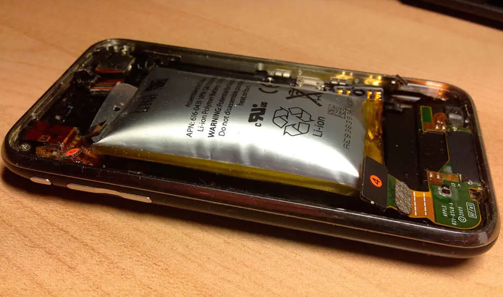 Cuando una batería se sobrecalienta libera unos gases extraños que provocan esa deformación. Foto: El Androide Libre