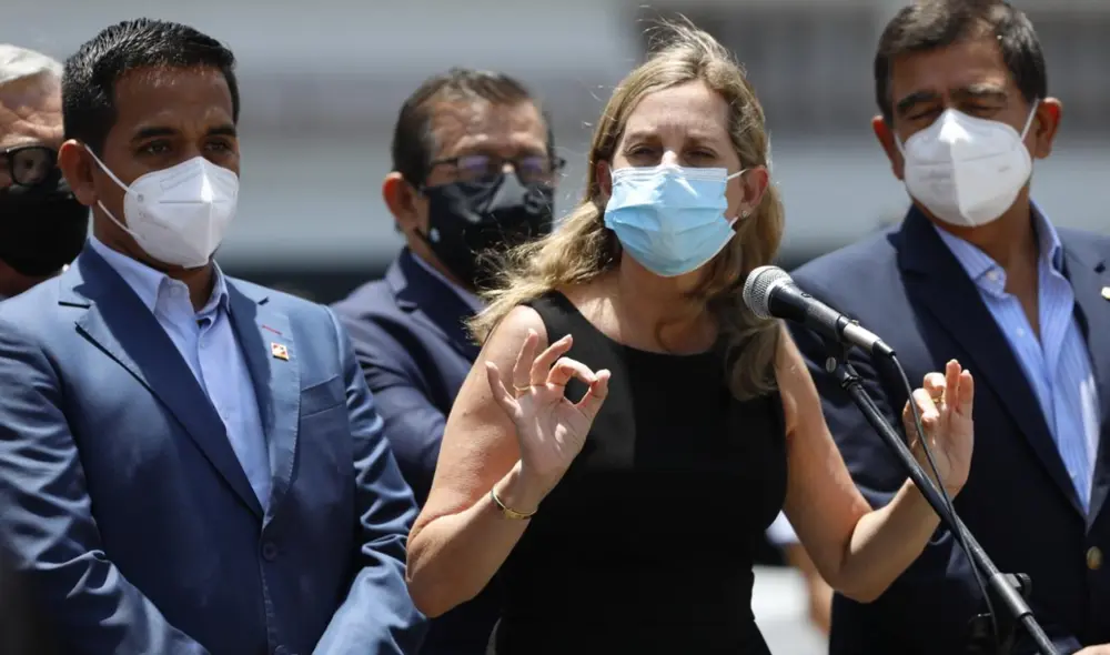 La presidenta del Congreso señaló que tenía conocimiento que el primer ministro se reuniría antes con los bancadas parlamentarias. Foto: Carlos Felix / La Republica La presidenta del Congreso señaló que tenía conocimiento que el primer ministro se reuniría antes con los bancadas parlamentarias. Foto: Carlos Felix / La Republica